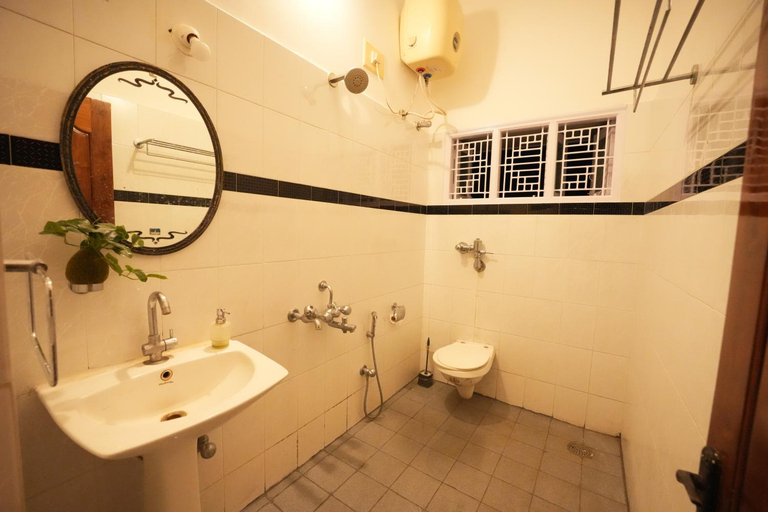 Bathroom, Palace Hostel by Borrbo Mysore, Mysore