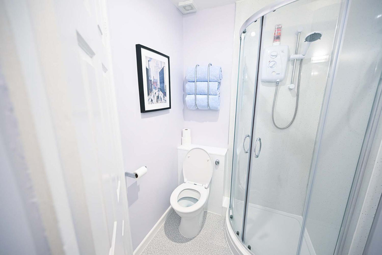Bathroom 2, The Hathaways, Warwickshire
