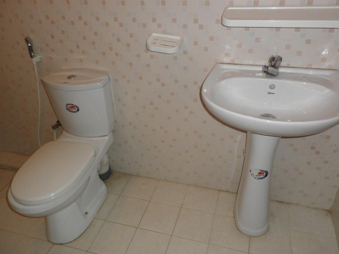 Bathroom 2, McCarthy Guesthouse, K.F.G. & G. Korale