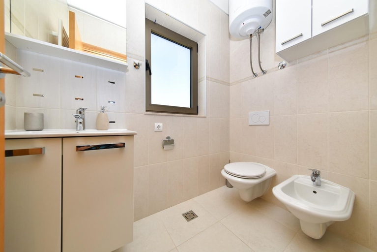 Others 3, APARTMANI PETRA, Vir