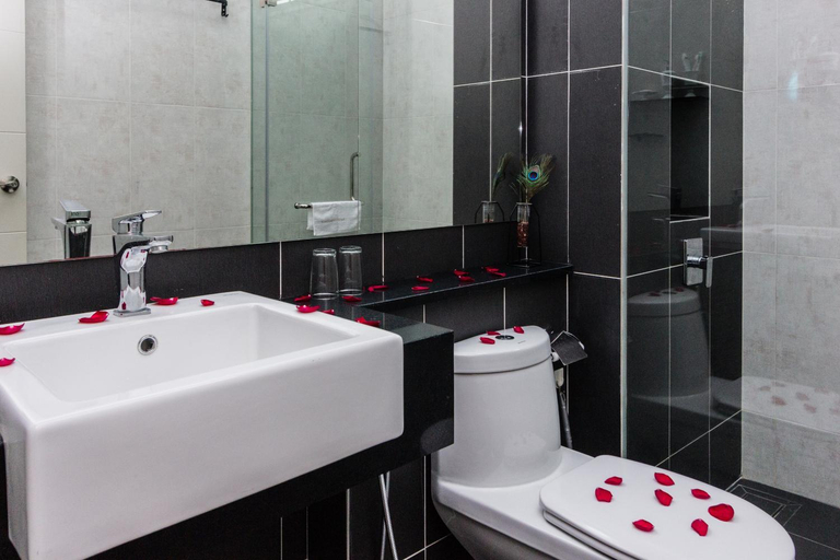Bathroom 3, Varnen Cozy Haven - EVCharger, Central Seberang Perai