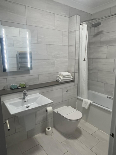 Bathroom 4, Sorrento Hotel & Restaurant, Cambridgeshire