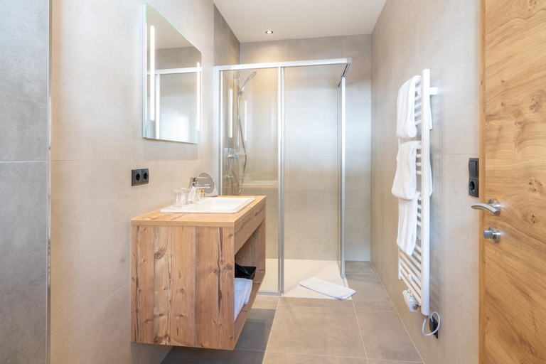 Bathroom 2, Hotel Bergmahd, Reutte