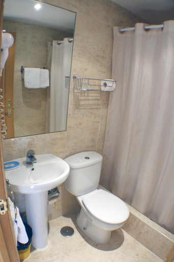 Bathroom 4, Hostal Santa Cruz, Madrid