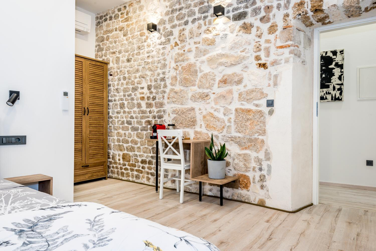 Others 3, House Poletti, Šibenik
