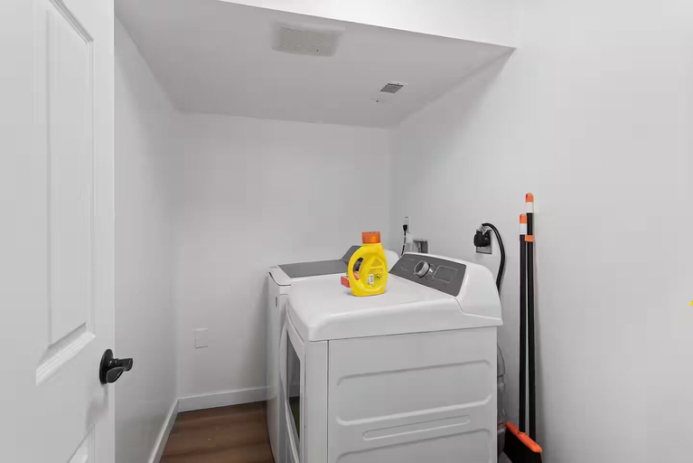 Bathroom 3, Stylish & Spacious Retreat in Downtown Bellevue, King
