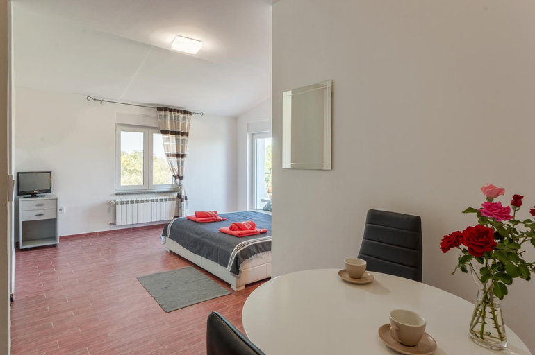 Others 2, Lavander 3 private room with bathroom and balcony, Pula