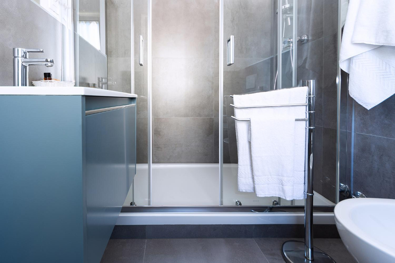 Bathroom 2, Hotel Aurora, Udine