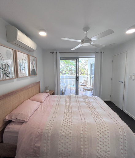 Location, location, location - private apartment, Manly