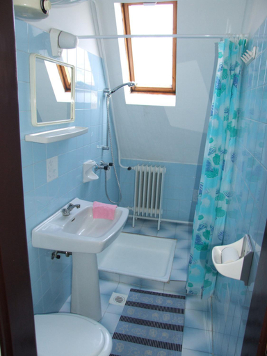 Bathroom 3, Revesz Vendeghaz, Siklósi
