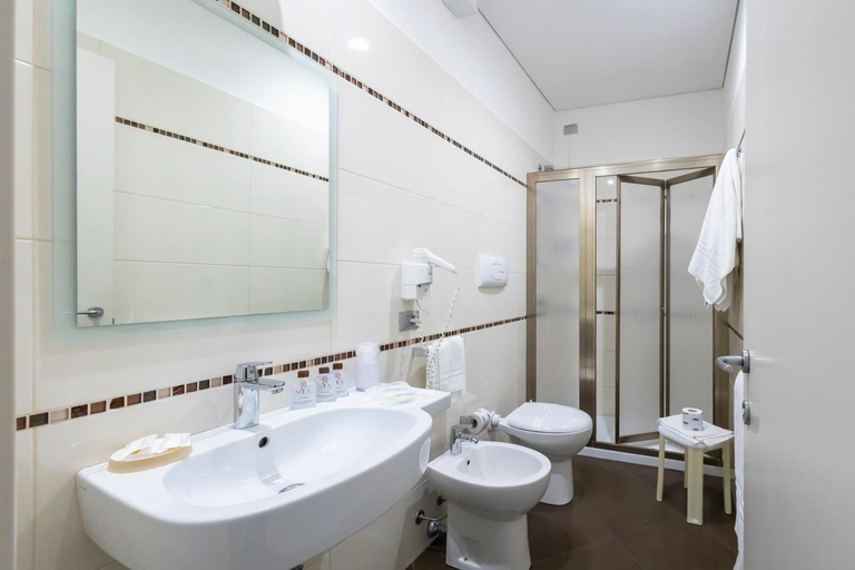 Bathroom 2, Alaba Hotel, Trapani