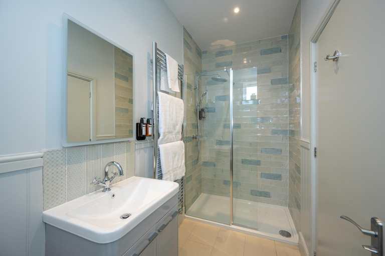 Bathroom 3, The Golden Lion Hotel, Cambridgeshire