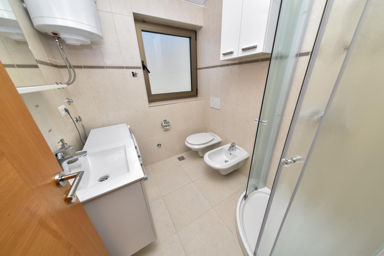 Others 2, APARTMANI PETRA, Vir