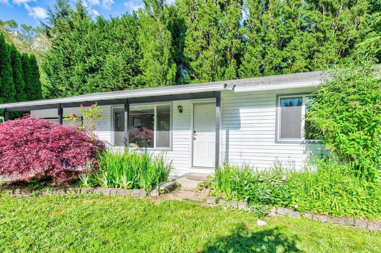 Exterior & Views 2, Cheerful Kirkland Home w/AC Big Yard, Walk to Beach, King
