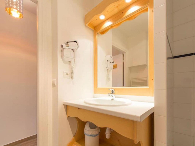 Bathroom 10