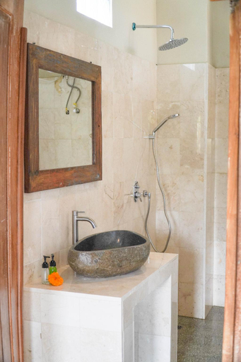 Bathroom 3, Nirwa Ubud Homestay, Gianyar