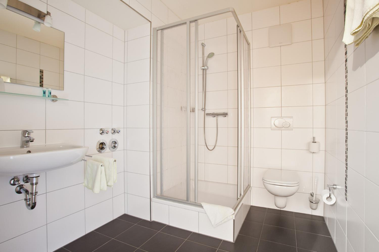 Bathroom 3, Fruhstuckshotel Landgasthof Kramer, Fulda