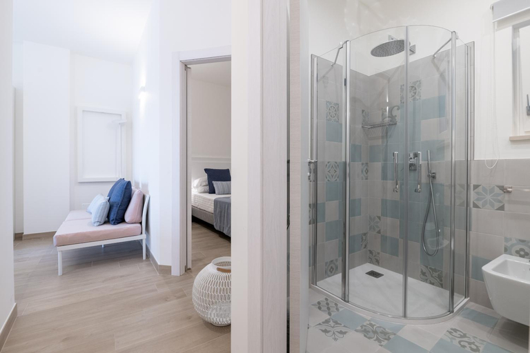 Bathroom 2, Vie del porto, Brindisi