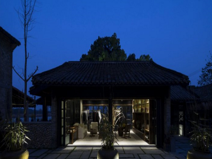 Exterior & Views