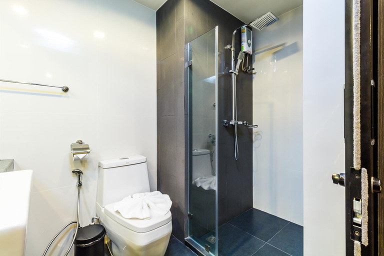 Bathroom 2, Convenient Surin beach condo with pool & gym! 707, Pulau Phuket