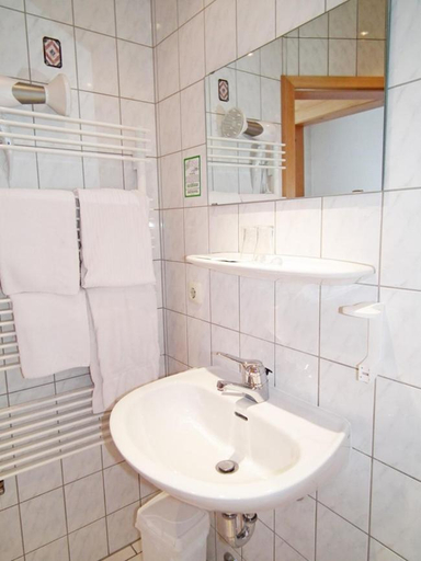 Bathroom, Gasthaus & Hotel Zur Linde, Gotha