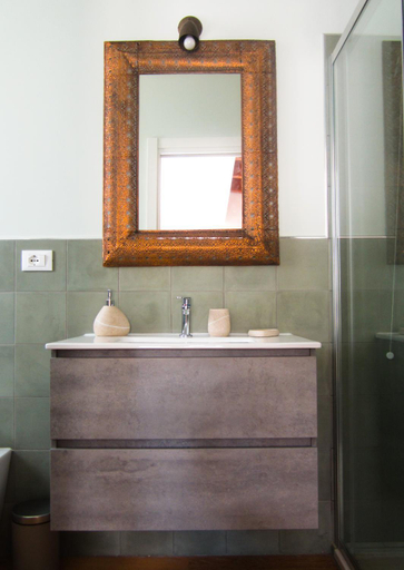 Bathroom 2, STRAPALU', Latina