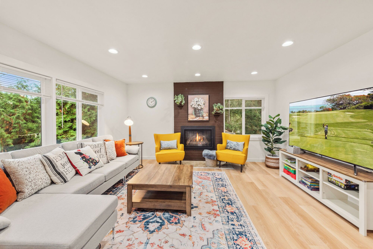 Others 4, Parkside Escape Oasis in Bellevue fully fenced, King