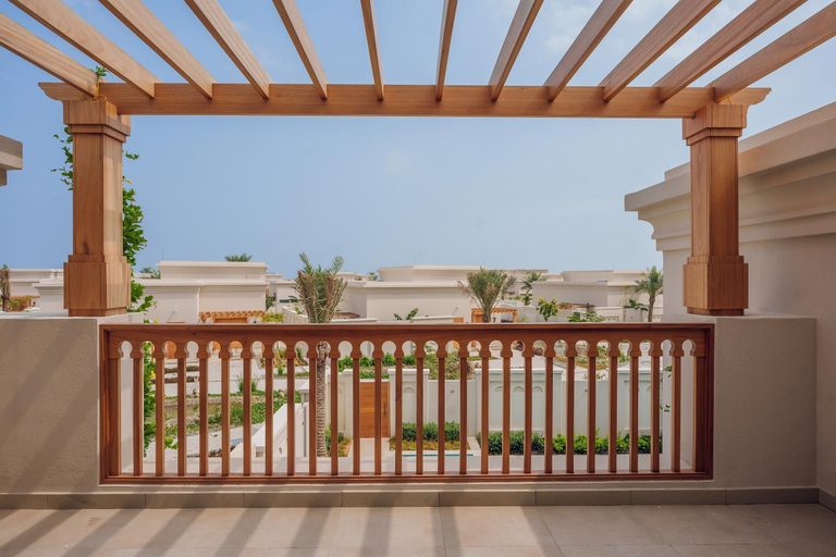 Exterior & Views 8