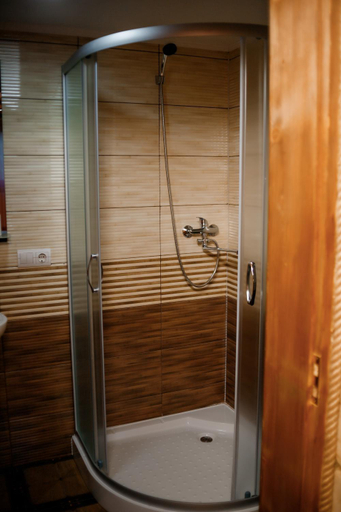 Bathroom 3, BergWind, Tiachivs'kyi