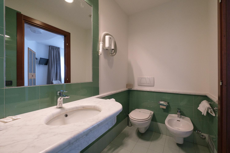 Bathroom 4, Hotel Portavaldera, Pisa