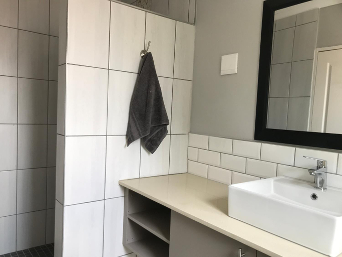 Bathroom 2, Aluve Guesthouse, City of Johannesburg