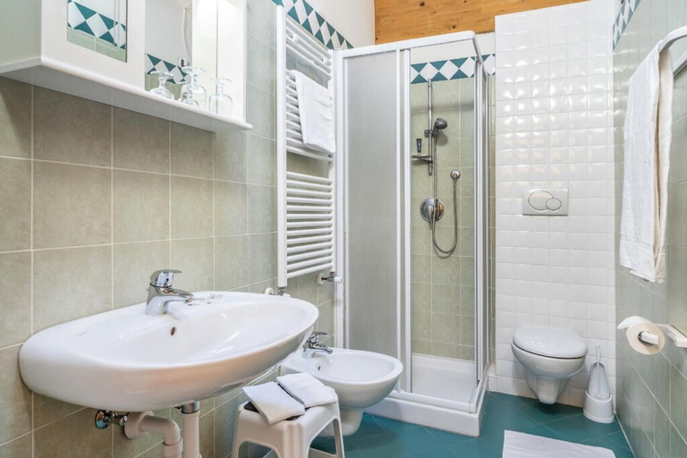 Bathroom 4, Garni Maria, Trento