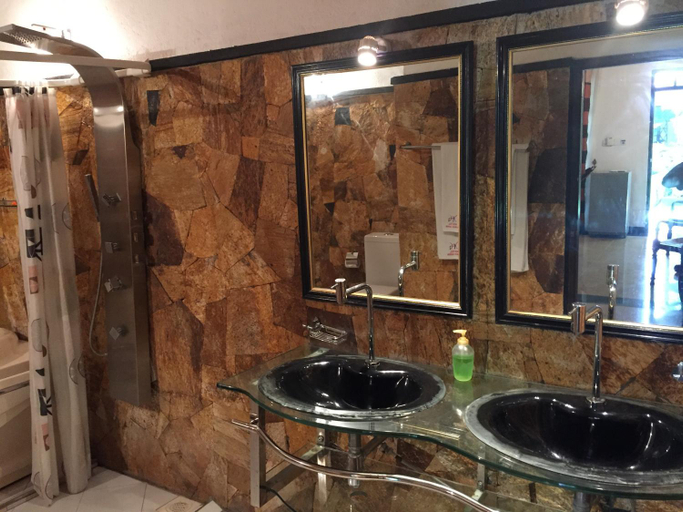 Bathroom 5, Hotel Flower Garden, Habaraduwa