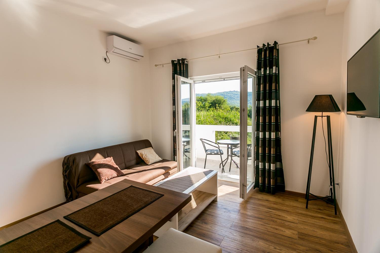 Others 3, Tramonto Apartments