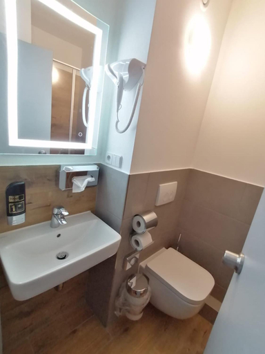Bathroom 2, CREO Hotel Dessau, Dessau-Roßlau