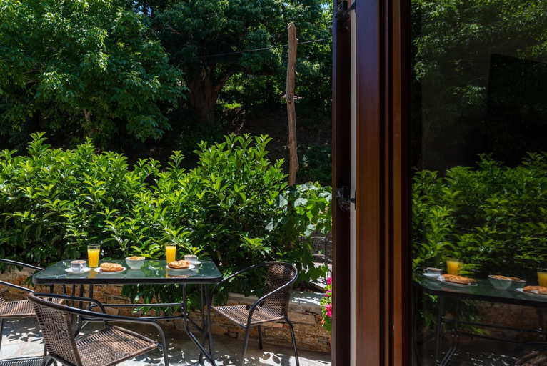 Others 4, Αλυσσος suites, Thessaly