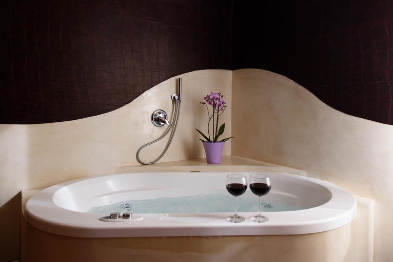 Bathroom 5, Palazzo Ferraioli, Salerno