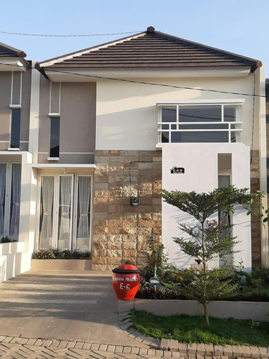 Alysahouse - 2 Bedrooms, Malang