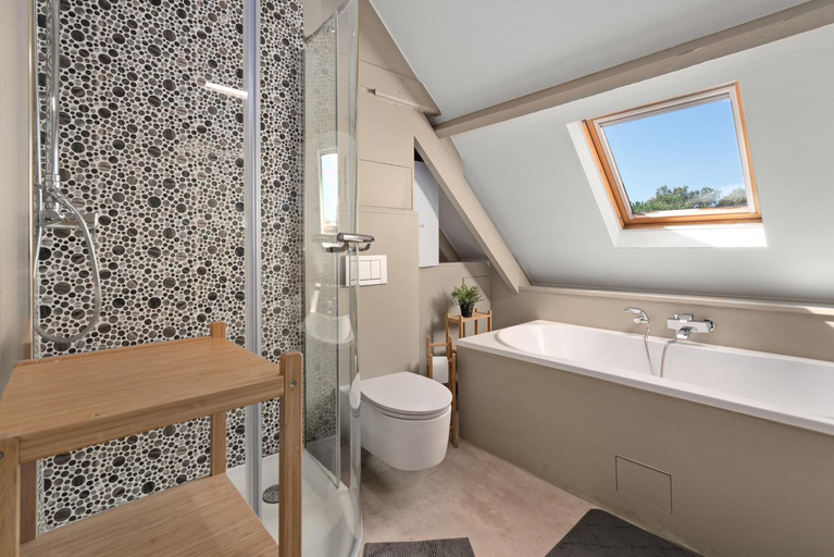 Others 2, Spacious Guest Suites near Historic Market - 5 Min Walk, West-Vlaanderen