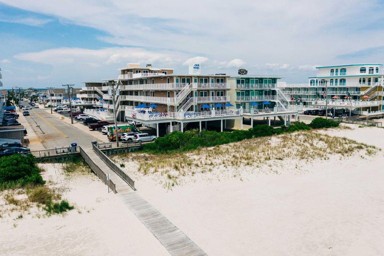 Charming Oceanfront Condo, Walk to Wildwood Beach, Cape May