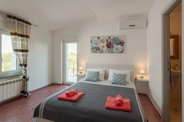 Others 3, Lavander 3 private room with bathroom and balcony, Pula