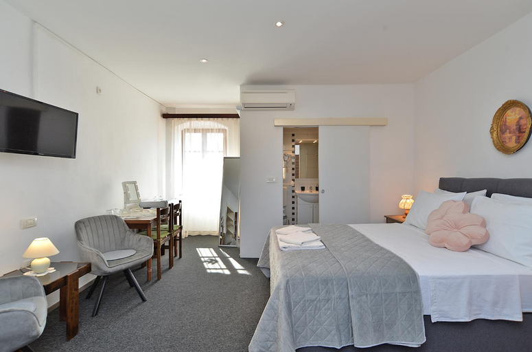 Others 5, Rooms Bale 2150, Bale