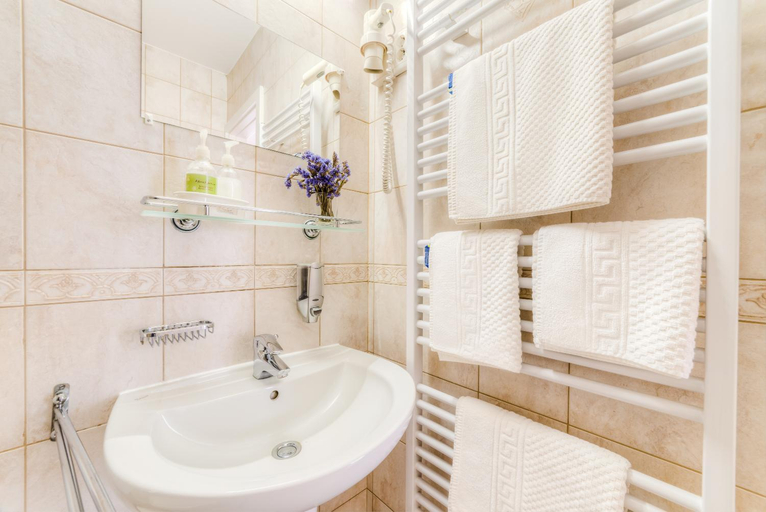 Bathroom 2, Kata Panzio, Szeged
