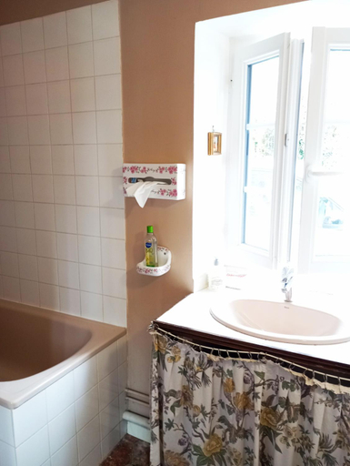 Bathroom, L'ancienne epicerie, Orne