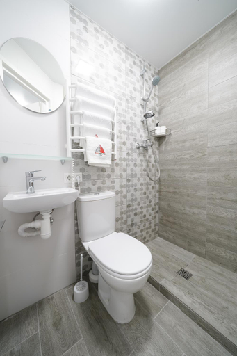 Bathroom 3, Апартаменти MYFREEDOM з усіма зручностями, поблизу метро Чернігівська, Desnians'kyi