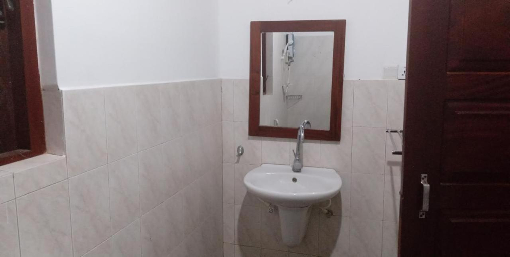 Bathroom 3, ArugamBay PodBay, Pothuvil