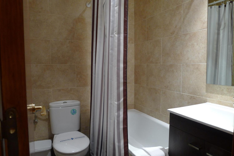Bathroom 2, Aero Hotel Cerdanya Ca L'eudald, Girona