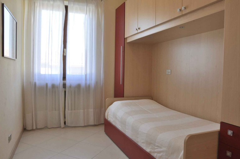 Bedroom 2, Ferienwohnung mit Terrasse und Pool, Verona