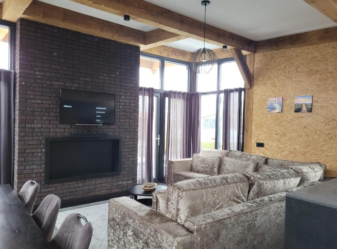 Others 5, Chalet Houtrust, Tholen
