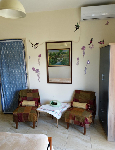 Others 3, Mom's Cozy Corner, Crete